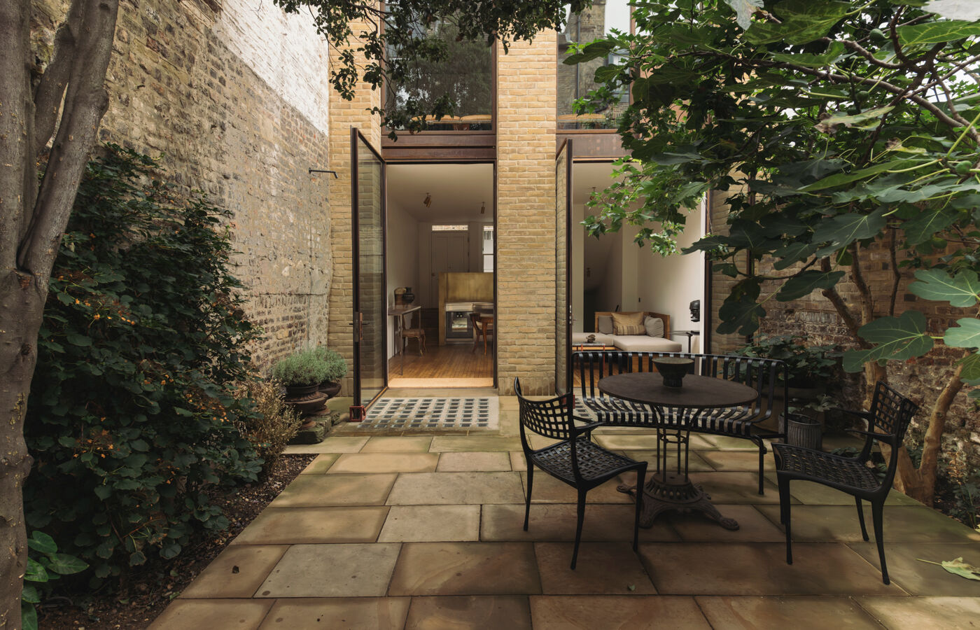 Garden courtyard connected to Arclinea kitchen through full height glass doors