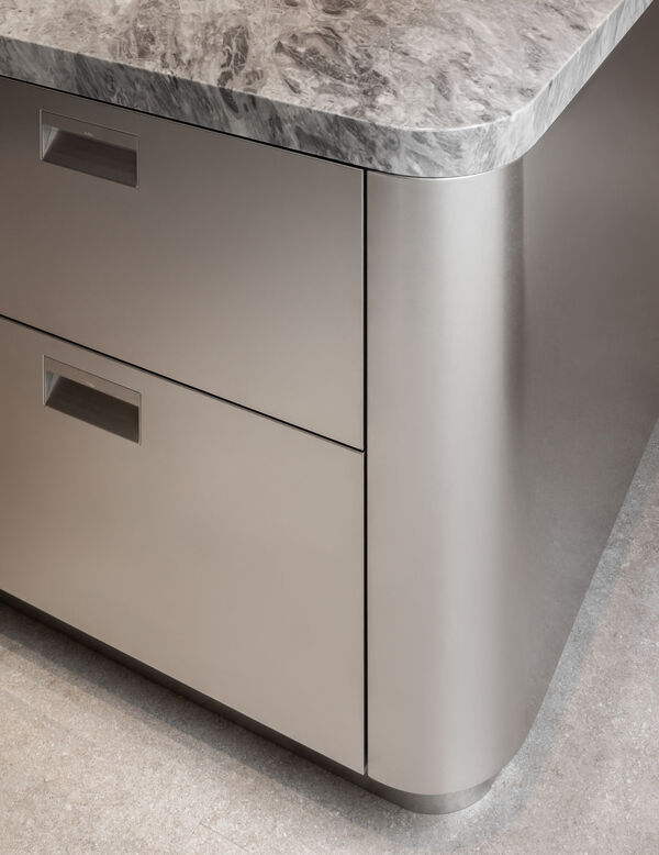 Arclinea Thea luxury kitchen with round corner and italia handle 