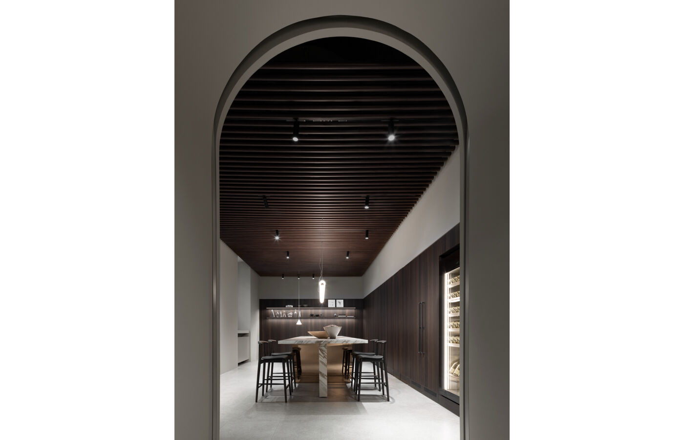 arch with convivium with lapis luxury arclinea kitchen in Milano